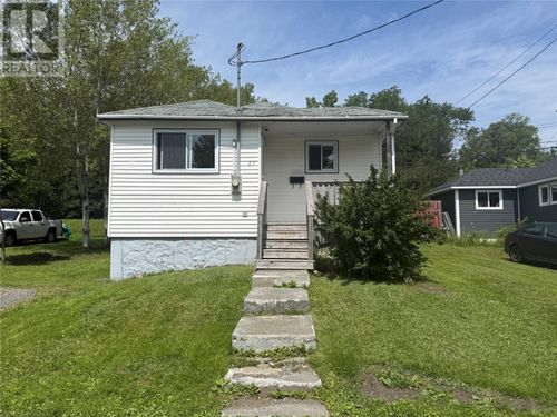 27 Bank Rd, House with 3 bedrooms, 1 bathrooms and null parking in Grand Falls Windsor NL | Card Image