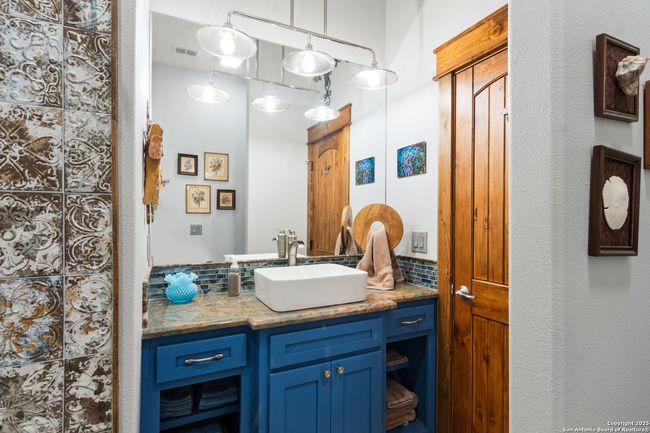 381 Camino Primero, House other with 3 bedrooms, 2 bathrooms and null parking in Leakey TX | Image 22