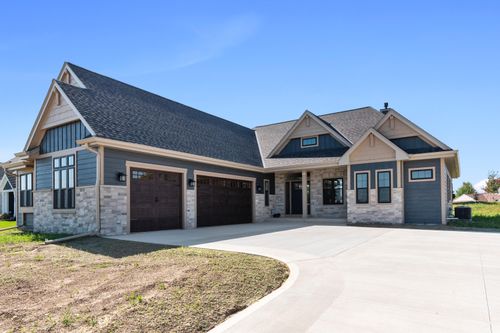 325 Sandstone St, Slinger, WI, 53086-1211 | Card Image