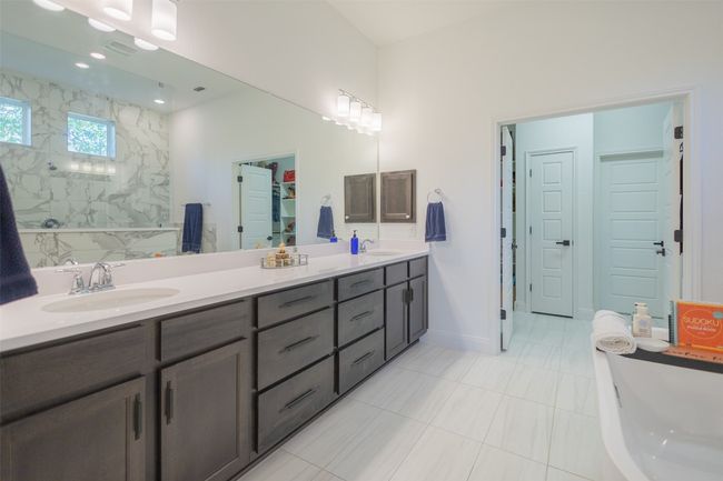 Another angle of the bathroom and the entryway to the walk-in closet. | Image 21