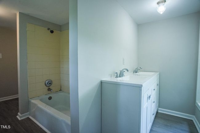 CL bath upstairs 2 | Image 9