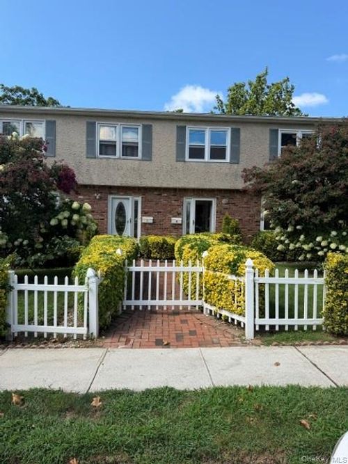 11 Chestnut St, Glen Cove, NY, 11542-2046 | Card Image