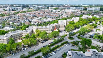 550 - 8290 Lake Dr, Condo with 2 bedrooms, 2 bathrooms and null parking in Doral FL | Image 2