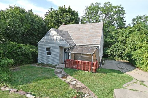 95 Long Dr, Upper St. Clair, PA, 15241-1307 | Card Image