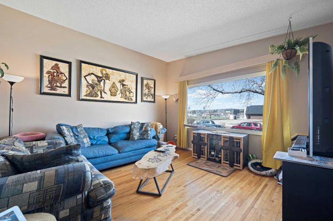 7121 37 Avenue Nw, Home with 5 bedrooms, 2 bathrooms and 2 parking in Calgary AB | Image 6