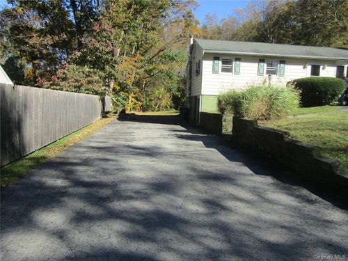 3 Marshall Dr, Poughkeepsie, NY, 12601-6525 | Card Image
