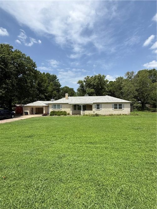 1918 W Wedington Dr, Fayetteville, AR, 72701-1657 | Card Image