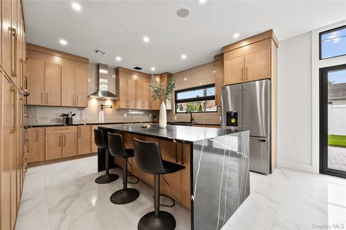 48 Martin Ln, Westbury, NY, 11590-6323 | Card Image