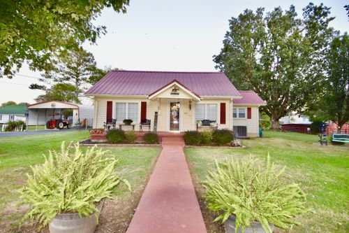 303 Davis St, Saint Joseph, TN, 38481-7008 | Card Image