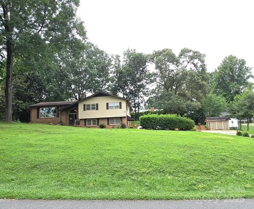135 42nd Avenue Cir Ne, Hickory, NC, 28601-9012 | Card Image