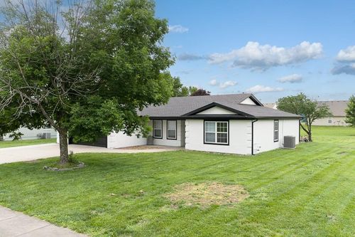 614 Myers Dr, Tonganoxie, KS, 66086-8930 | Card Image