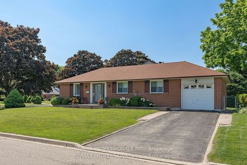 lower-124 Panter Cres, Ajax, ON, L1S3T6 | Card Image