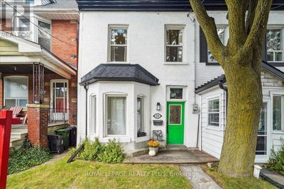 224 Annette St, Townhouse with 3 bedrooms, 2 bathrooms and null parking in Toronto ON | Image 2