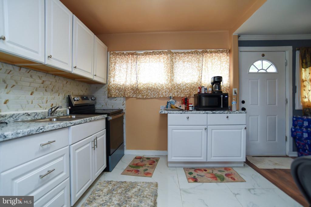 Residential in LEVITTOWN 4