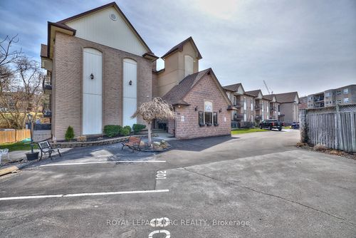 109-20 John St, Grimsby, ON, L3M1X5 | Card Image