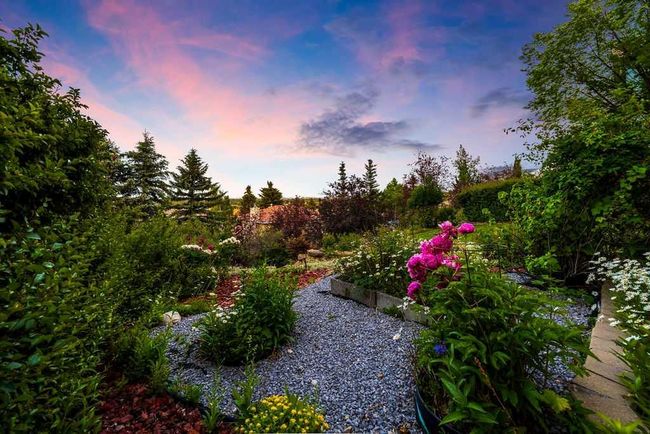169 Signature Way Sw, House other with 5 bedrooms, 4 bathrooms and 4 parking in Calgary AB | Image 49