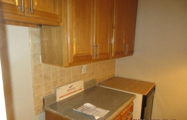 Kitchen with backsplash | Image 7