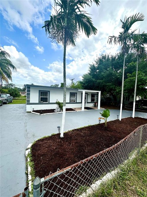 2030 Nw 167th St, Miami Gardens, FL, 33054-6664 | Card Image