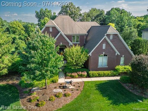 1067 Newgate Ct, Oakland, MI, 48363-2368 | Card Image