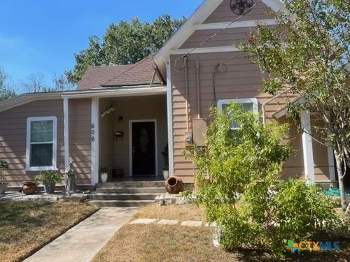 606 Schwab St, Yoakum, TX, 77995-4035 | Card Image