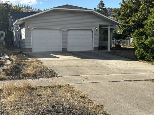 204 3rd St, La Grande, OR, 97850-1946 | Card Image