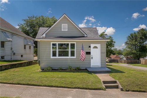 2302 S 15th St, Saint Joseph, MO, 64503-3040 | Card Image