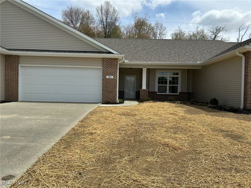 944 Queen Anne Dr Nw, Massillon, OH, 44647-4255 | Card Image