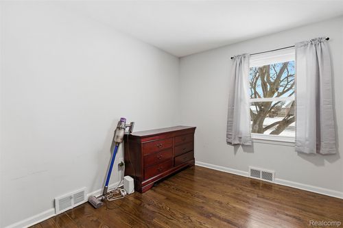 25569 W Chicago, Redford, MI, 48239-2053 | Card Image