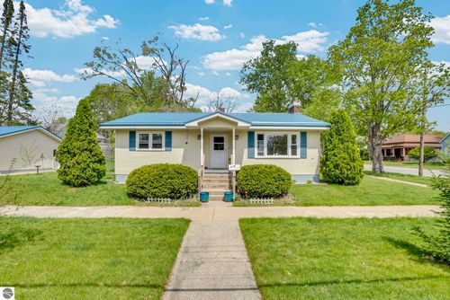 621 Cherry St, Cadillac, MI, 49601-2301 | Card Image