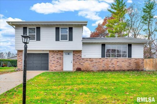 303 S Hollybrook Dr, Chillicothe, IL, 61523-2208 | Card Image