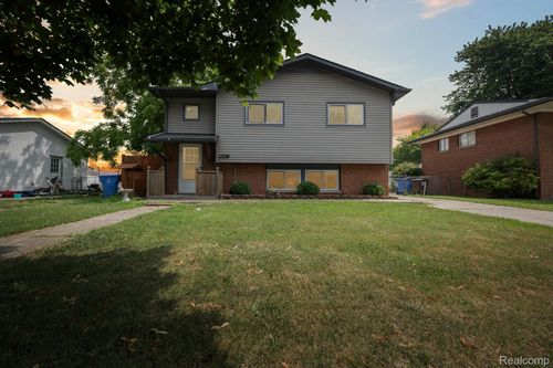 30011 Young Dr, Gibraltar, MI, 48173-9455 | Card Image