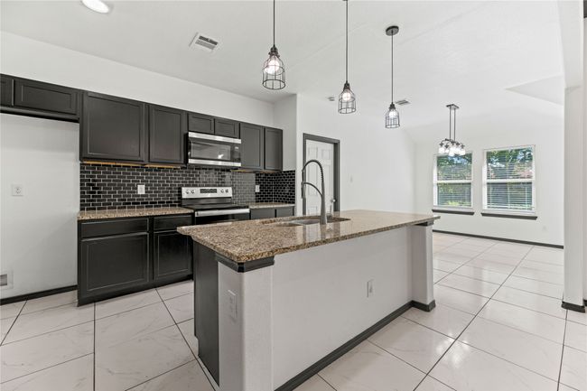 Modern fixtures and appliances | Image 8