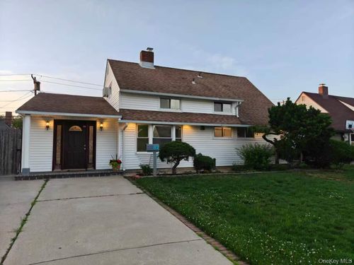 82 Lantern Rd, Hicksville, NY, 11801-6210 | Card Image