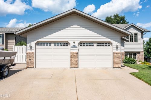 2216 Jackson Ave, Bismarck, ND, 58501-2271 | Card Image
