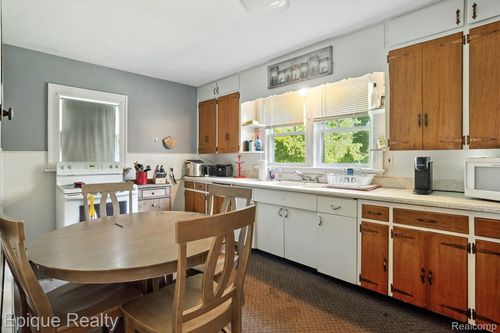 203 E Mechanic St, Yale, MI, 48097-3430 | Card Image