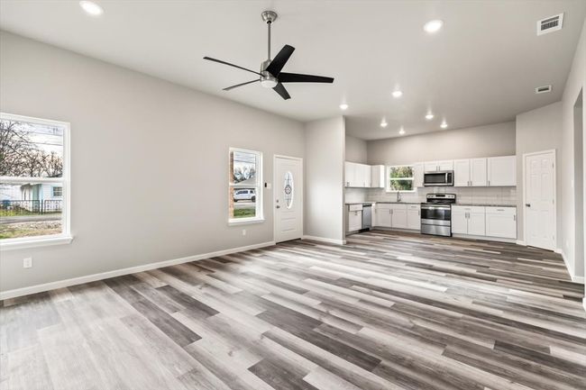 200 Avenue B, House other with 4 bedrooms, 3 bathrooms and null parking in Ennis TX | Image 7