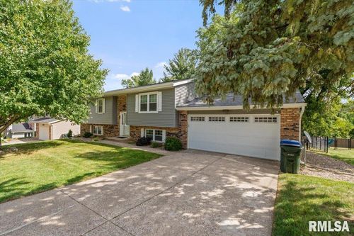 3801 Fernwood Ct, Davenport, IA, 52807-2343 | Card Image