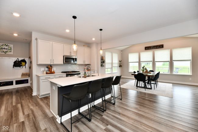 Kitchen - huge island | Image 29