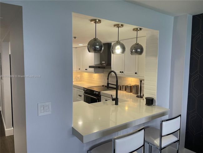 APT-1409 - 2555 Collins Ave, Condo with 2 bedrooms, 2 bathrooms and null parking in Miami Beach FL | Image 4