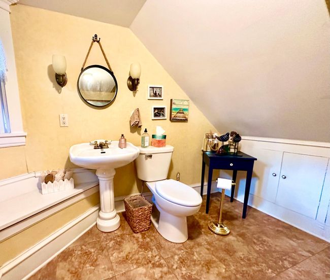 Main Floor Bathroom | Image 32