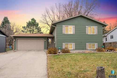 5105 E 17th St Street, Sioux Falls, SD, 57110 | Card Image