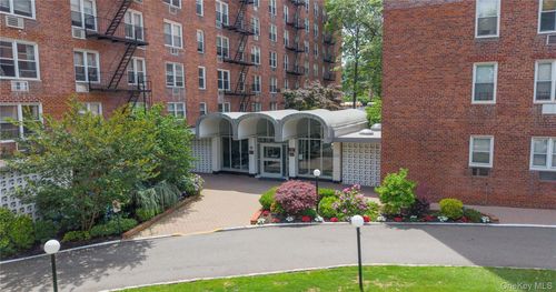 4f-54-40 Little Neck Pkwy, Little Neck, NY, 11362-2205 | Card Image