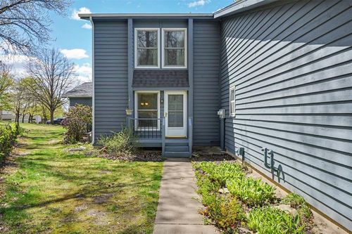 2-4630 Woodridge Dr, Eau Claire, WI, 54701-8040 | Card Image