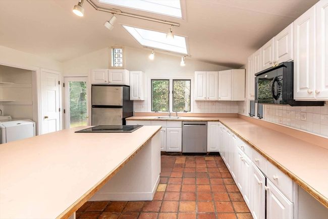 70 Tashmoo Ave, House other with 5 bedrooms, 4 bathrooms and 3 parking in Vineyard Haven MA | Image 13