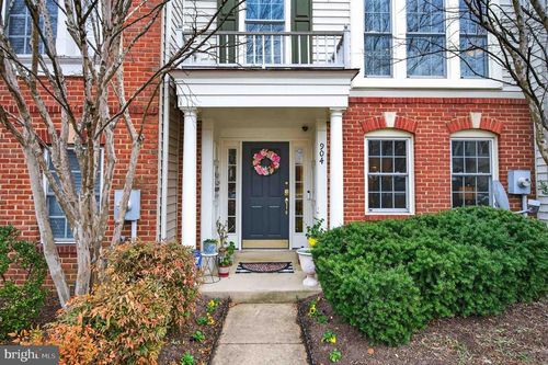 904 Harrison Cir, ALEXANDRIA, VA, 22304-7301 | Card Image