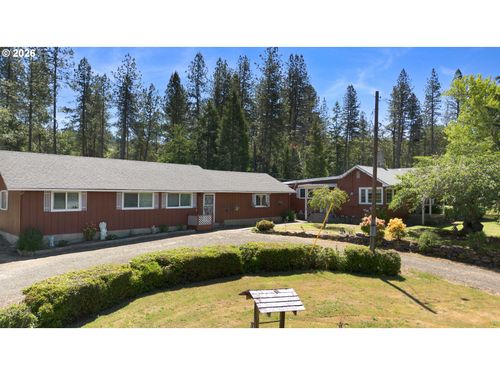 3301 Colonial Rd, Roseburg, OR, 97471-9799 | Card Image