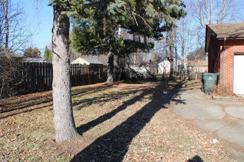 21181 Gordon Rd, Saint Clair Shores, MI, 48081-1519 | Card Image