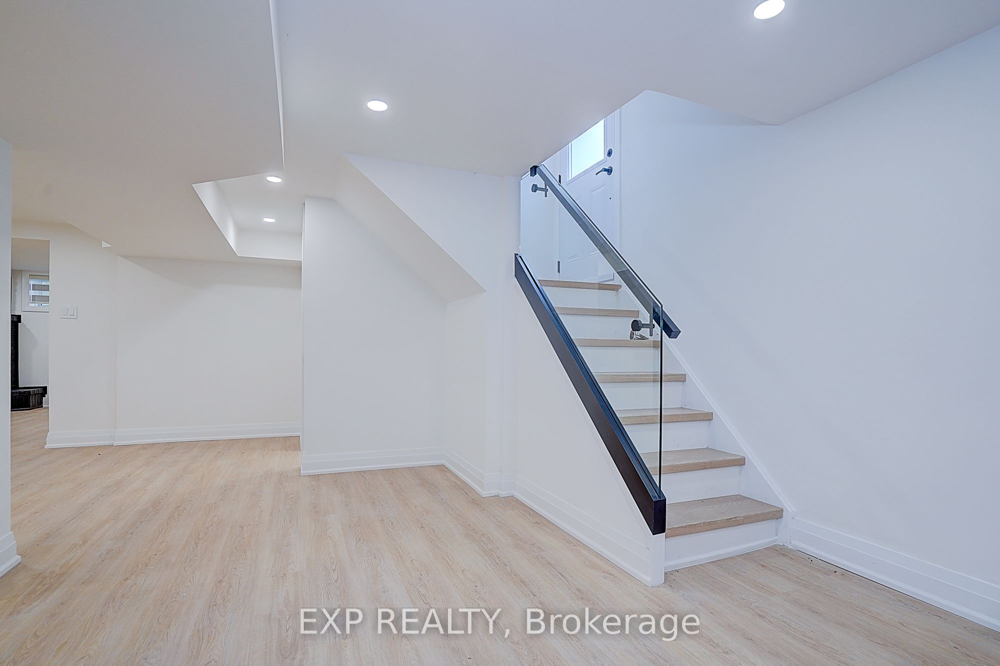 Residential Lease in Toronto E04 4