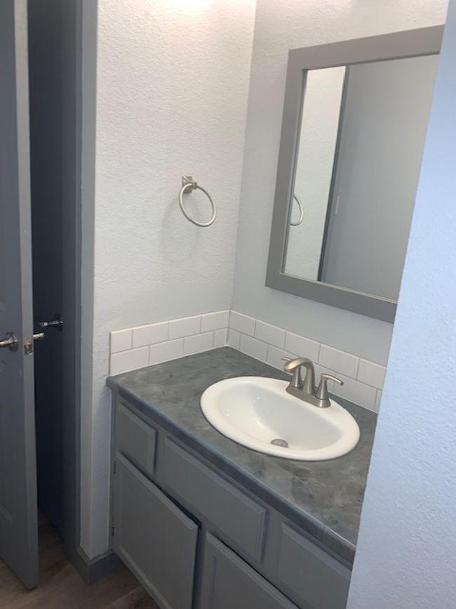 Hall bathroom | Image 17