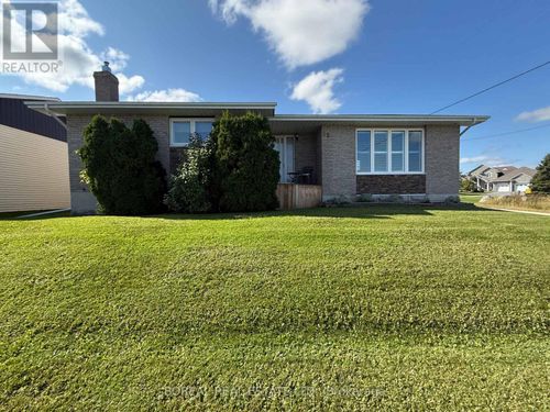 35 Eighteenth Ave, Cochrane, ON, P0L1C0 | Card Image